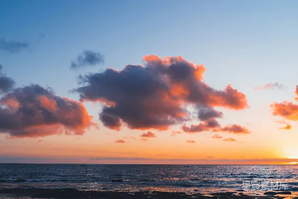 高清摄影 夕阳正照在海洋上，天空中布满了云彩。