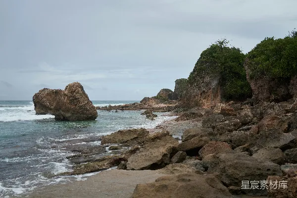 高清摄影 前景中有大型岩石形成的岩石海滩