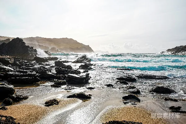 高清摄影 白天海岸边海浪拍打着岸边。