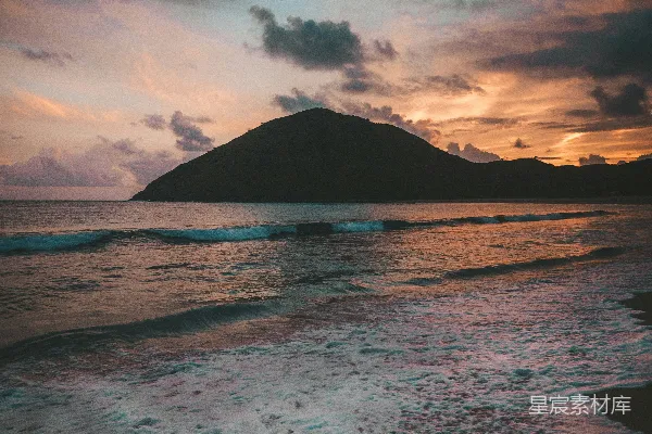 高清摄影 海浪拍打着海岸，夕阳西下时的景象。