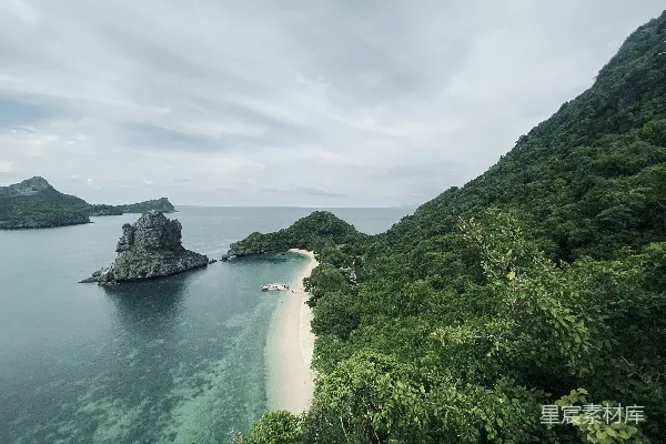 高清摄影 海滩上空的俯瞰图，周围环绕着树木。