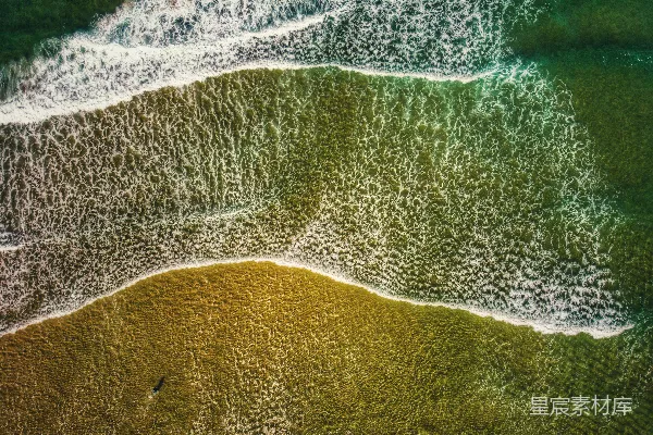 高清摄影 海滩上空的俯瞰图，海浪正滚滚而来。