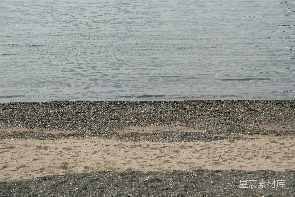 高清摄影 海滩由沙子、鹅卵石和海水组成。