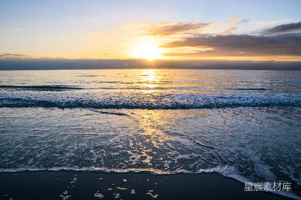 高清摄影 海浪拍打着海岸，在夕阳下翻滚。