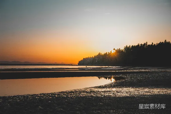 高清摄影 夕阳在海滩的水面上缓缓落下。