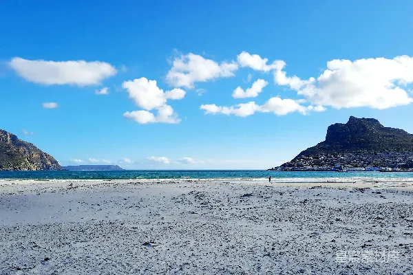 高清摄影 一座海滩，背景中有山