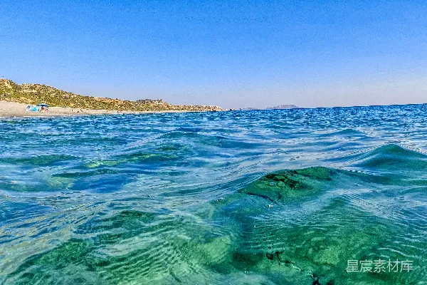 高清摄影 蓝天下的蓝色海水在白天