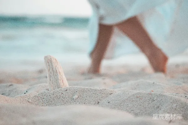 高清摄影 赤脚走在海边沙滩上