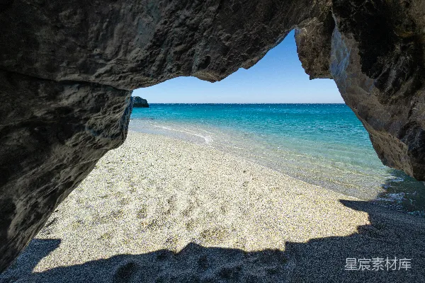 高清摄影 透过岩石的开口看到的海滩景色