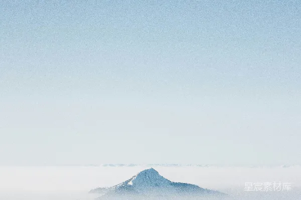 高清摄影 白天蓝天下白雪覆盖的山峰