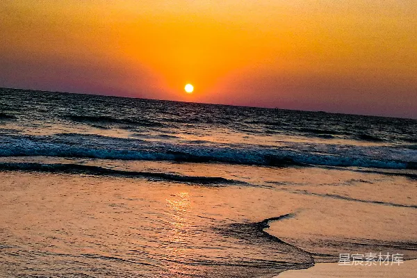 高清摄影 海浪拍打着海岸，夕阳西下。