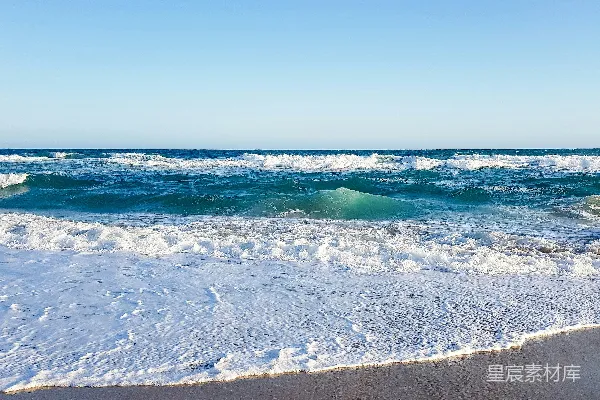 高清摄影 白天海浪拍打在海岸上