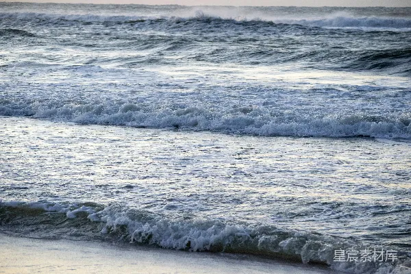 高清摄影 白天海浪拍打岸边的场景