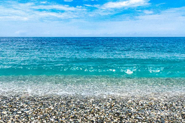 高清摄影 白天海浪拍打着海岸
