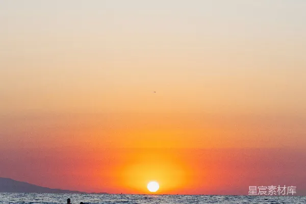 高清摄影 夕阳正在海面上落下，在海滩上。