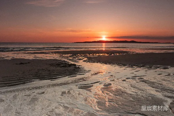 高清摄影 夕阳正在海滩的水面上落下。