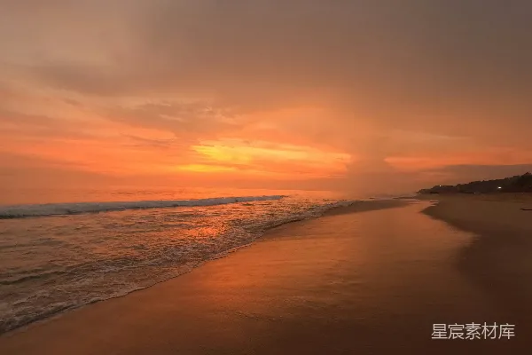 高清摄影 夕阳正在海上升起，海滩上一片宁静。