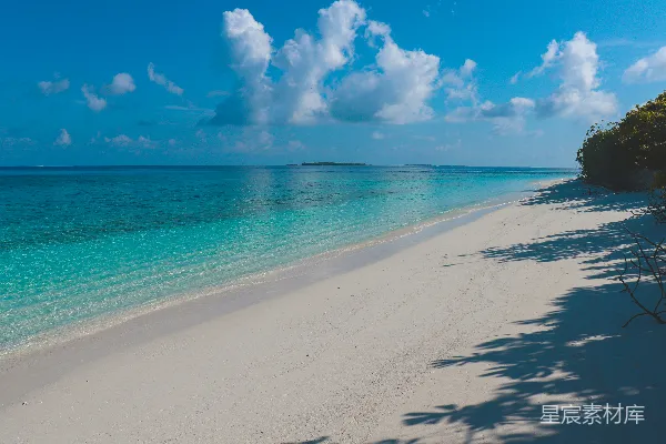 高清摄影 晴朗的天气里，有着细沙的海滩和清澈的蓝色海水。