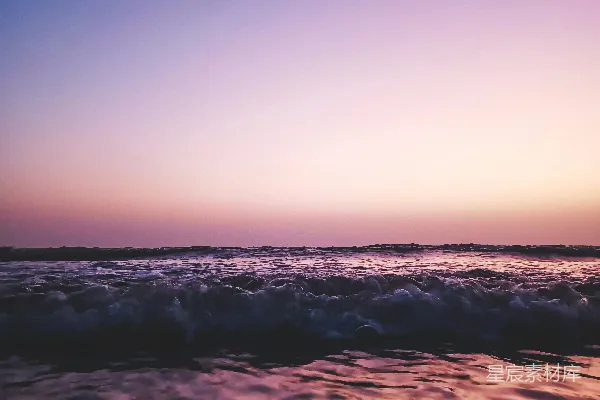 高清摄影 夕阳正在海洋波涛上落下