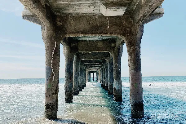 高清摄影 海岸边的一座灰色混凝土建筑在白天。