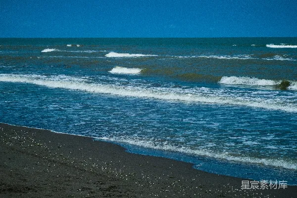 高清摄影 海浪拍打着沙滩