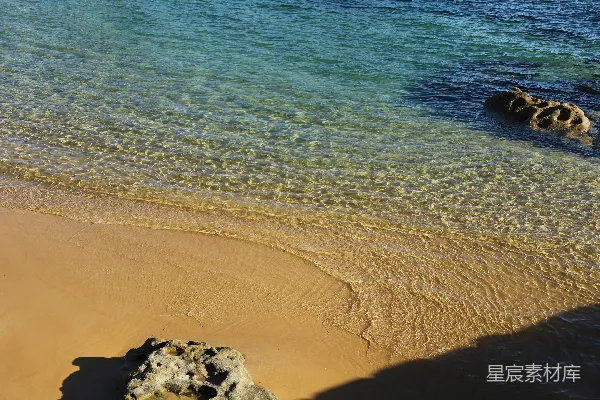 高清摄影 一个有岩石和海水的沙滩