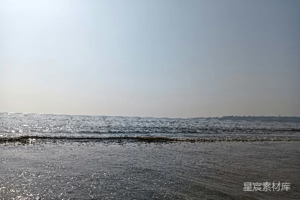 高清摄影 一片蓝色天空下的水域