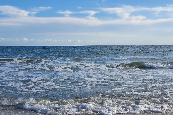高清摄影 白天海浪拍打着海岸。