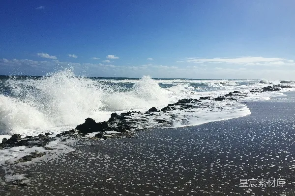 高清摄影 白天海滩上的海浪拍打着岸边。