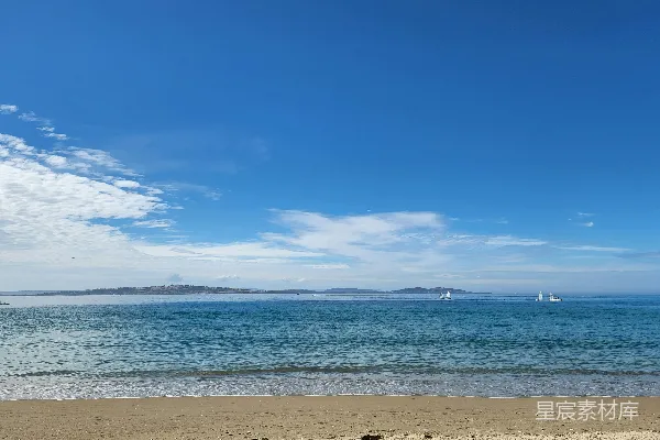 高清摄影 海滩上有一片水域，水上停泊着几艘船。