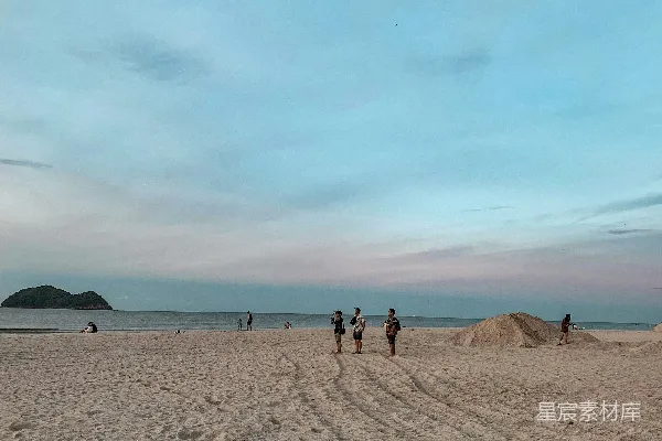 高清摄影 一群人站在沙滩上。