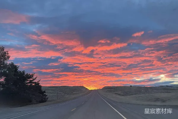 高清摄影 道路通向一幅充满活力、燃烧的夕阳。