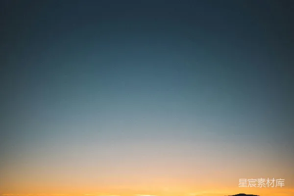 高清摄影 夕阳正笼罩在山脉之上。