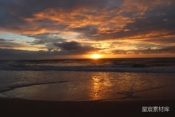 高清摄影 夕阳正在海洋上空的海滩上落下。