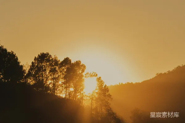 高清摄影 夕阳西下，树木与群山相映成景