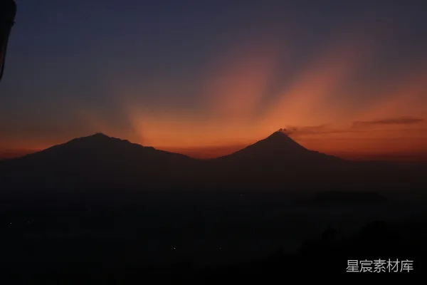 高清摄影 夕阳正映照在山脉之上