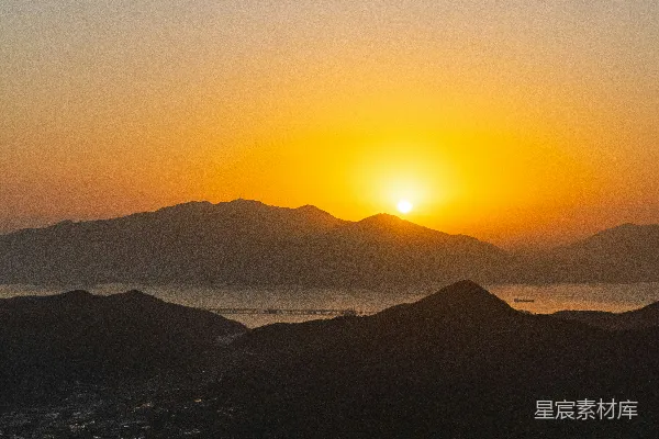 高清摄影 夕阳西下，映照着城市与群山。