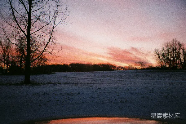 高清摄影 太阳正映照在雪地上缓缓落下
