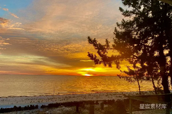 高清摄影 夕阳正在海洋上落下，海滩上一片宁静。