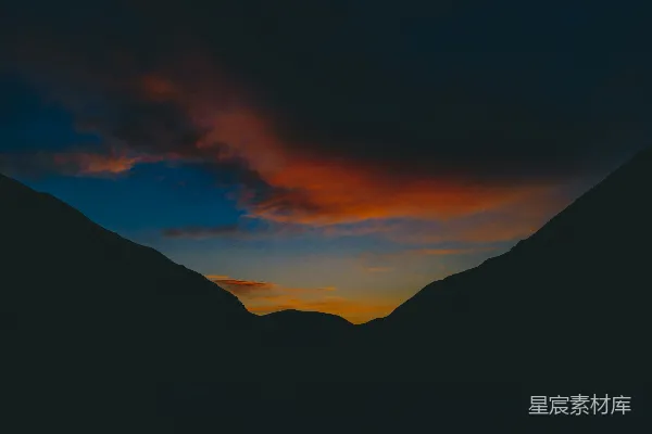 高清摄影 夕阳西下，云层密布下的山影