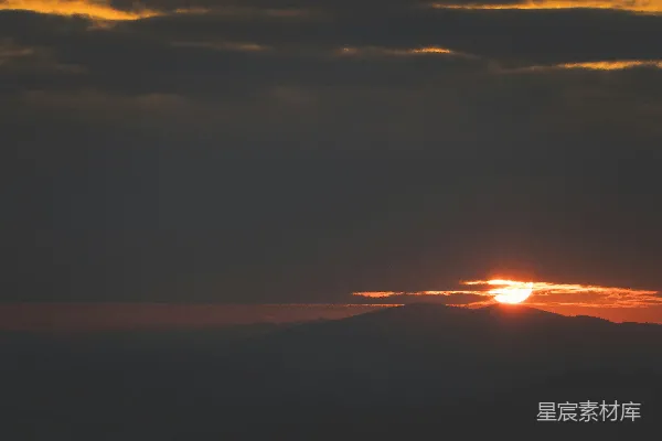 高清摄影 夕阳正在山脉上落下。