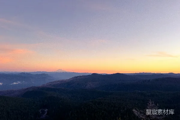 高清摄影 夕阳正映照在山脉之上