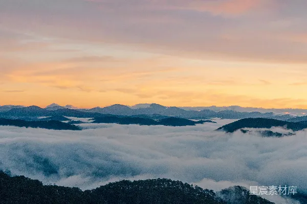 高清摄影 一片云雾缭绕的山脉远景