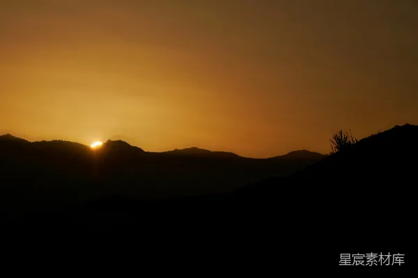 高清摄影 夕阳正落在这山脉之上。
