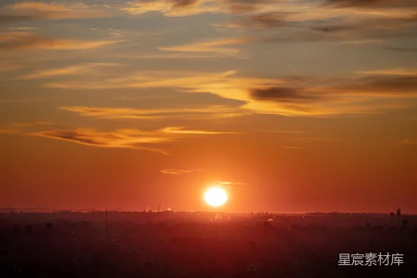 高清摄影 夕阳正在草地上缓缓落下。