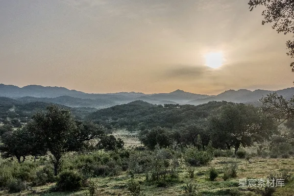 高清摄影 夕阳正映照着远处的群山。