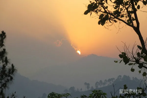 高清摄影 夕阳正在群山之上落下。