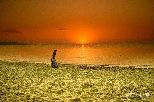 高清摄影 夕阳在海滩上的水面上落下