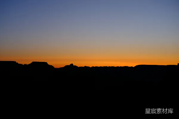 高清摄影 夕阳正洒落在山脉之上。