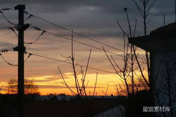 高清摄影 夕阳下电杆的剪影
